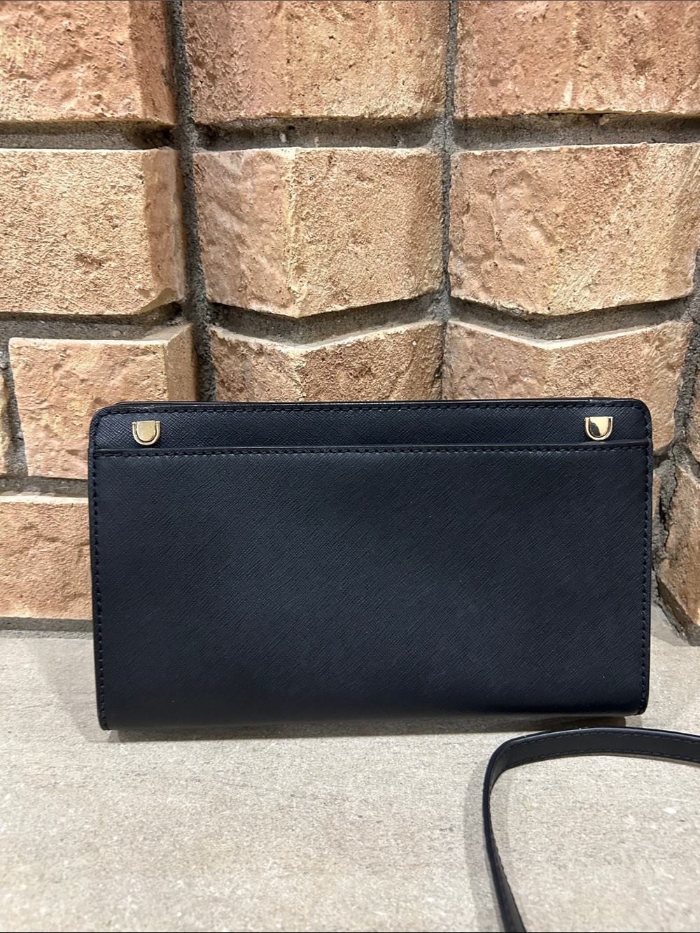 Michael Kors Saffiano Leather Lg Crossbody Clutch-Black **Great Condition** - Picture 4 of 8